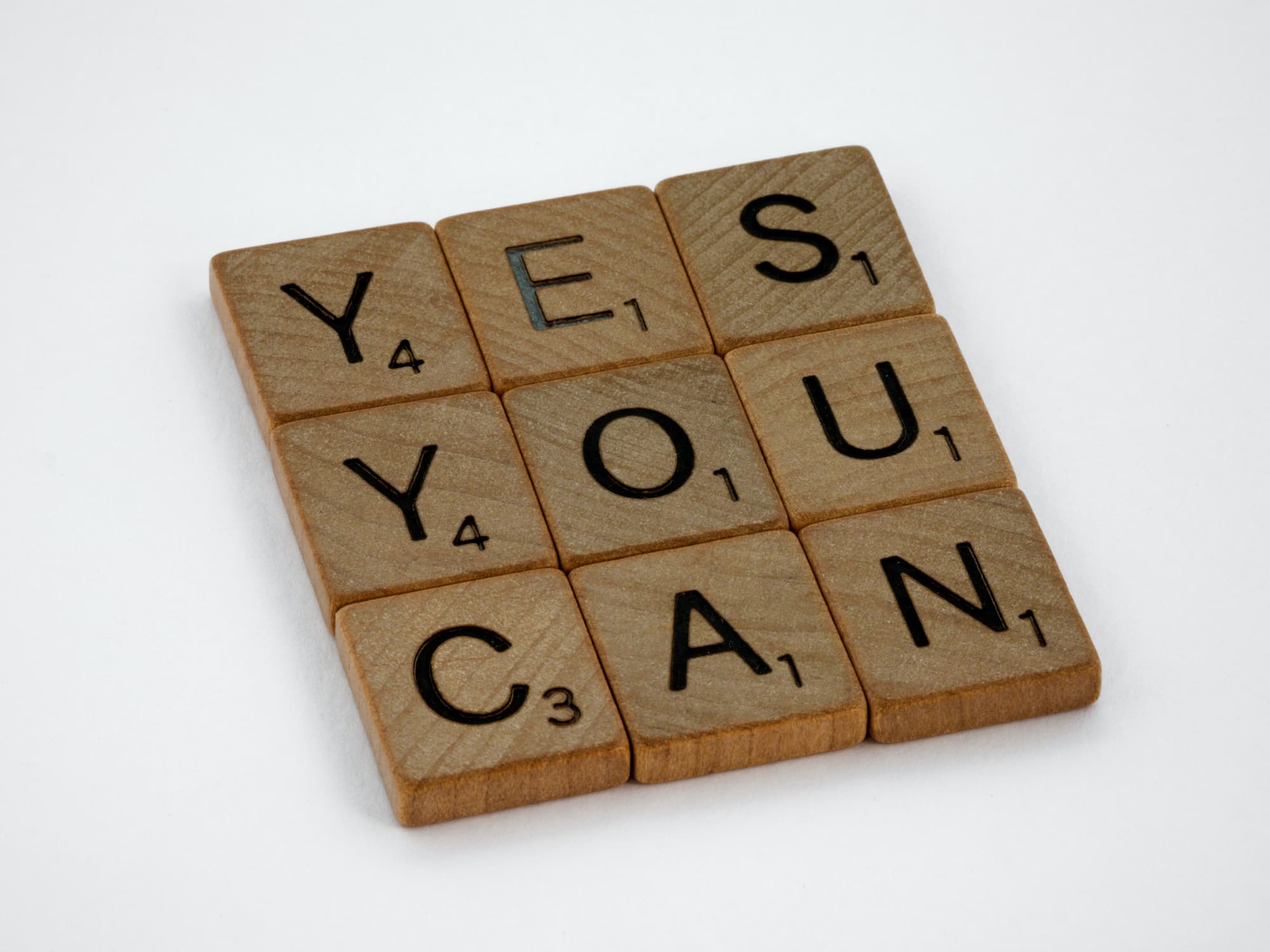 Message “YES YOU CAN” formé avec des lettres en bois – Hot Zone Rescue motivation et leadership